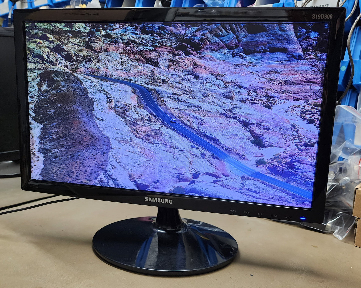 Samsung S19D300NY 18.5" (16:9) 1366x768 resolution LED backlit Monitor, VGA Port (BLACK)